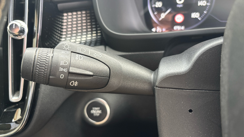 Volvo Xc40 2.0 T4 R DESIGN 5dr AWD Geartronic Petrol Estate